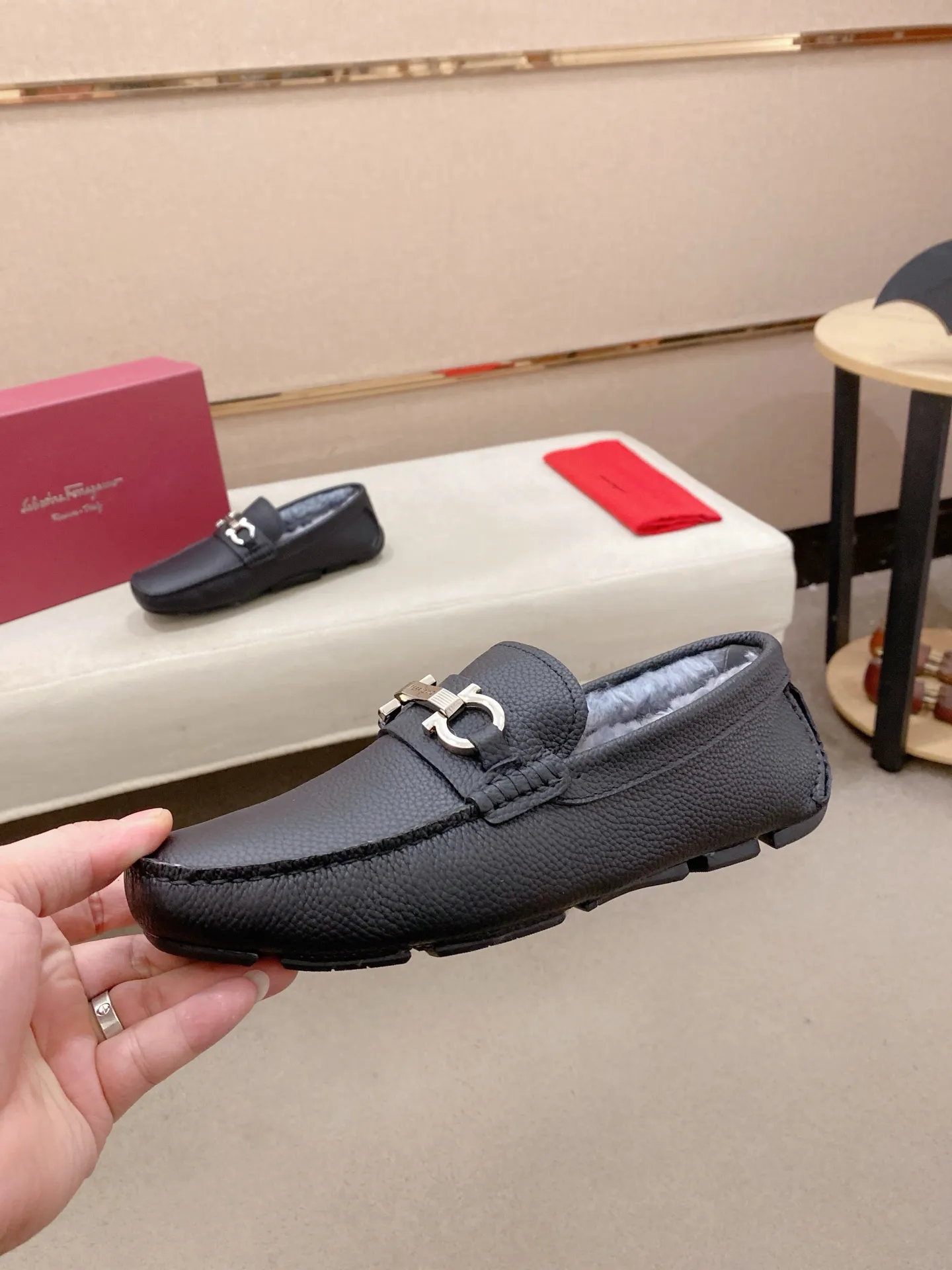 Factory price: 540💰High-end quality! Ferragamo🆕🆕Exclusive hot-selling products in stock🔥🔥New products on the shelves, high-quality Ferragamo men's pea shoes, high-end casual driving shoes, with complete packaging! 💪 💪 Material: imported first-layer cowhide 🐂 + imported high-quality wool lining + wear-resistant outsole 👍🏻👍🏻 Features: high-end and comfortable, purely handmade 🚀 🚀 Create the perfect shoes that suit you best 🔥 🔥 Size: (38-44) 45 standard size can be customized!